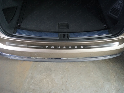 Накладка на задний бампер лист шлифованный надпись Touareg ТСС для Volkswagen Touareg 2018-2021